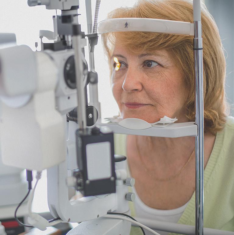 starsza kobieta podczas badania wzroku