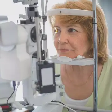 starsza kobieta podczas badania wzroku