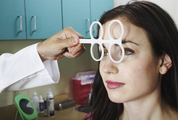 kobieta na badaniu wzroku