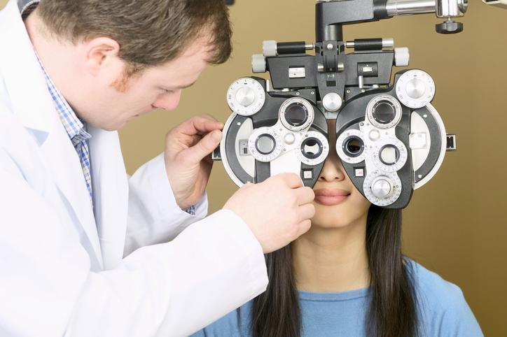 optyk bada wzrok u pacjentki